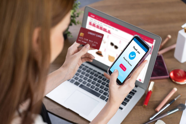 Nő online vásárlás az interneten piactéren Böngészés eladó tételek modern életmód és használja hitelkártya online fizetés pénztárca védi a legnagyobb kiberbiztonsági szoftver - Fotó, kép