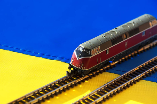 Ukrayna bayrağında bir lokomotif modeli. Ukrayna Demiryolu. - Fotoğraf, Görsel