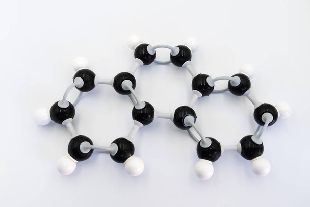 Fenanthreen molecuul gemaakt door moleculair model op witte achtergrond. Chemische formule met gekleurde atomen en bindingen - Foto, afbeelding