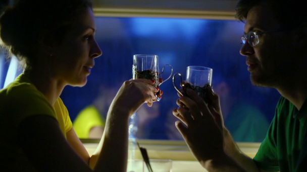 Paar trinkt Tee im Zug - Filmmaterial, Video