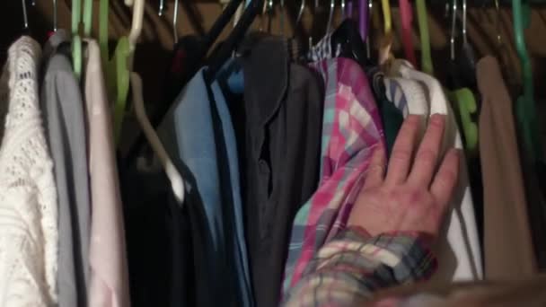 Γυναίκα ψάχνει στην ντουλάπα για κάτι να φορέσει κοντά σουτ ζουμ επιλεκτική εστίαση - Πλάνα, βίντεο