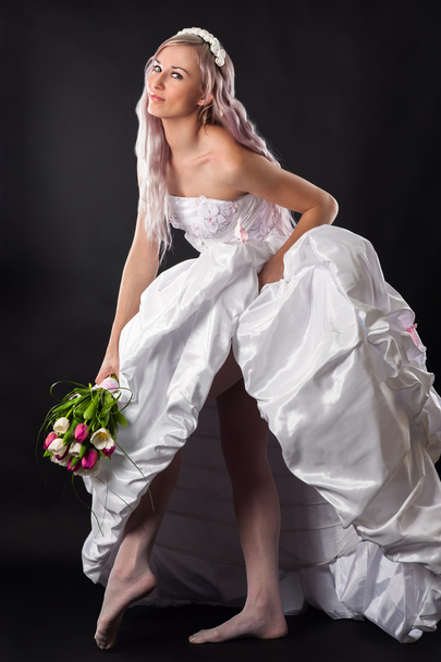Elegant woman in a wedding dress - Foto, imagen