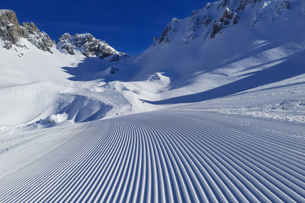 Pista sciistica vuota perfettamente preparata St Anton ski resort, Alpi tirolesi, Arlberg, Austria - Foto, immagini