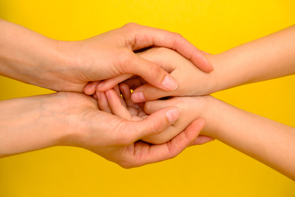 Люди, благодійність, сім'я та догляд концепція крупним планом жіночі руки тримають руки дівчини
 - Фото, зображення