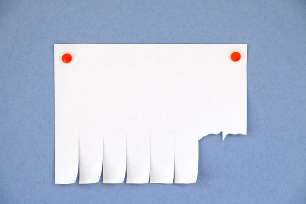 Inserzione in bianco con slittamenti di taglio su sfondo blu
 - Foto, immagini