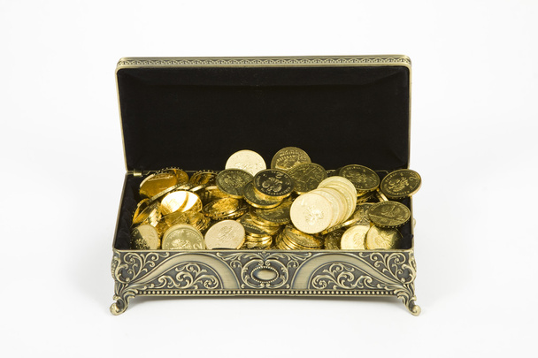 Cofre de oro y monedas de oro sobre fondo blanco
 - Foto, imagen