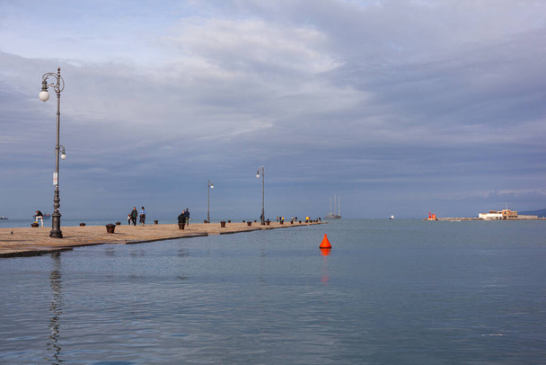 Treste, Italia - 19 ottobre 2023: Persone sul molo Molo Audace di Trieste in una bellissima giornata autunnale - Foto, immagini