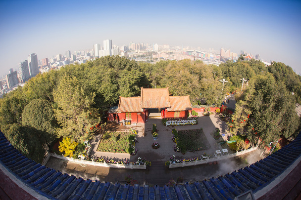Parc chinois brumeux avec pavillons et fleurs
 - Photo, image