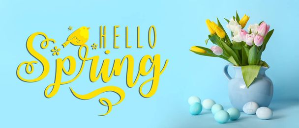 Ваза с красивыми цветами тюльпана, пасхальные яйца и текст HELLO, SPRING на светло-голубом фоне - Фото, изображение