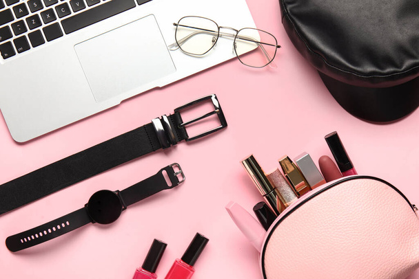Σύνθεση με διακοσμητικά καλλυντικά, αξεσουάρ και laptop σε ροζ φόντο, closeup - Φωτογραφία, εικόνα