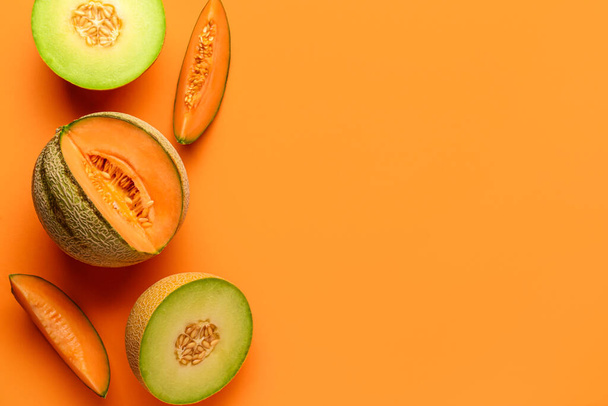 Lekkere rijpe meloenen op oranje achtergrond - Foto, afbeelding