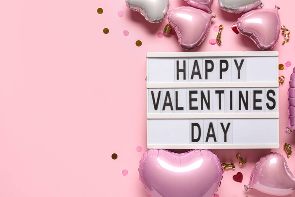 Tabule s textem HAPPY VALENTINE 'S DAY a srdce ve tvaru vzduchové balónky na růžovém pozadí - Fotografie, Obrázek