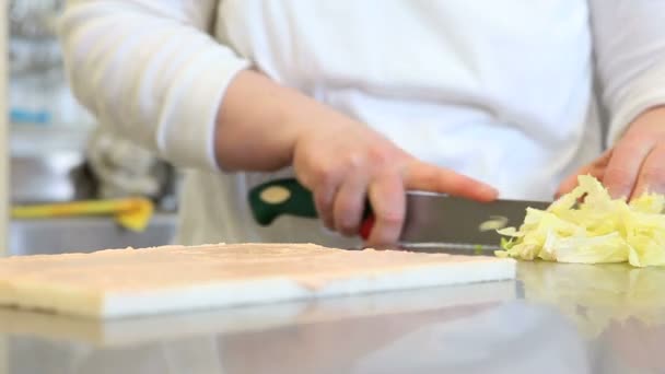 Hands cut lettuce for the sandwich - Footage, Video