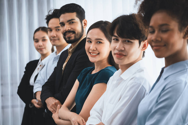 幸せと笑顔の多人種オフィスの労働者は、ビジネスの成功のための相乗効果とコラボレーションを促進し、ラインで手を取り合っています。現代の職場で多様な専門職労働者の絆。契約書 - 写真・画像