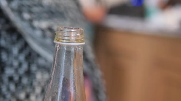 egy vizes palack kupakjának kinyitása . - Felvétel, videó
