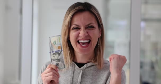 Χαρούμενη πλούσια γυναίκα σε μετρητά 100 δολάρια. Επιτυχής επιχειρηματίας που κατέχει χρήματα - Πλάνα, βίντεο