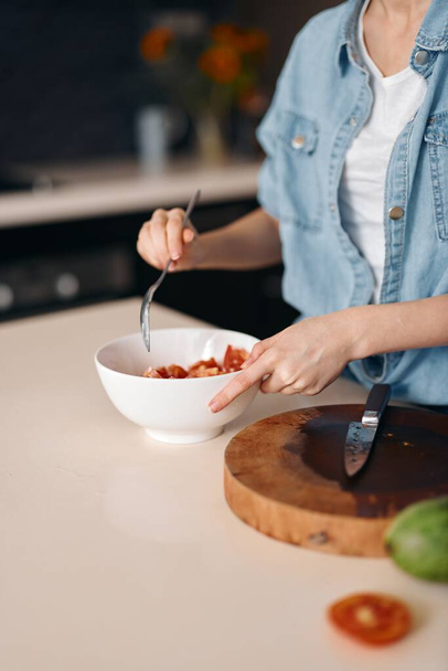Tuore ja terve: kaunis nainen ruoanlaitto kasvissalaatti keittiössä - Valokuva, kuva