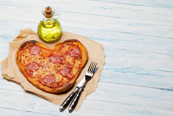Szív alakú pizza: Finom szerelem témájú étel. Fénymásolási hellyel - Fotó, kép