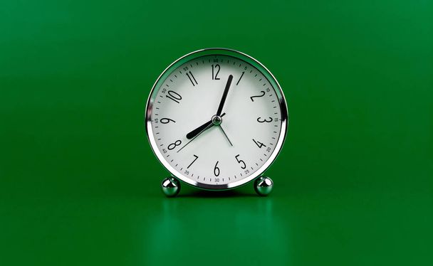 Temps et travail dans la vie quotidienne Photo d'une horloge moderne dans un studio photo de haute qualité. - Photo, image