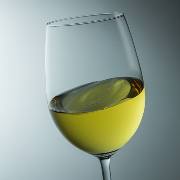 Fehér bor egy pohárban - Fotó, kép