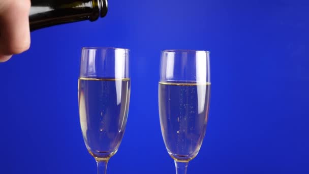 Šampaňské brýle na modrém pozadí - Záběry, video