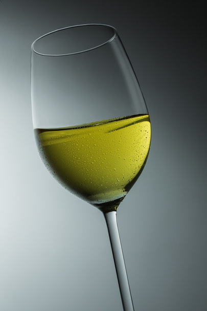 copa de vino blanco con gotas de rocío
 - Foto, imagen