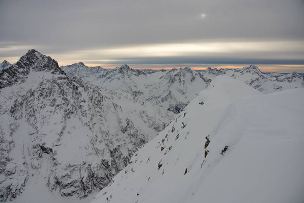 Franse Alpen in de winter, Rhone Alpes in Frankrijk Europa. Les deux alpes Snowy bergen in Europa. - Foto, afbeelding
