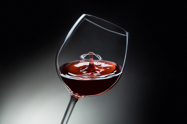 Red wine drop Liquid Art
 - Фото, изображение