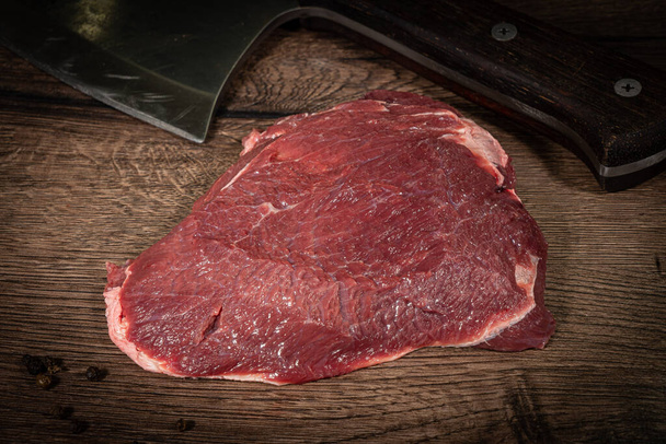 čerstvý syrový kus hovězího masa, striploin steak na černém pozadí, horní pohled. Mramorovaný kus masa New York - Fotografie, Obrázek