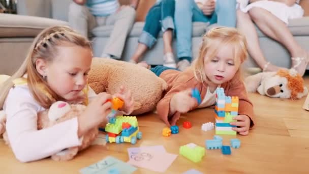 子供たちは,一緒にブロックを構築したり,問題解決やモーター開発,創造性や感覚遊びのための家庭学習を構築します. リラックスした教育,成長,おもちゃのための若者のゲームのための子供,ゲームそして床. - 映像、動画