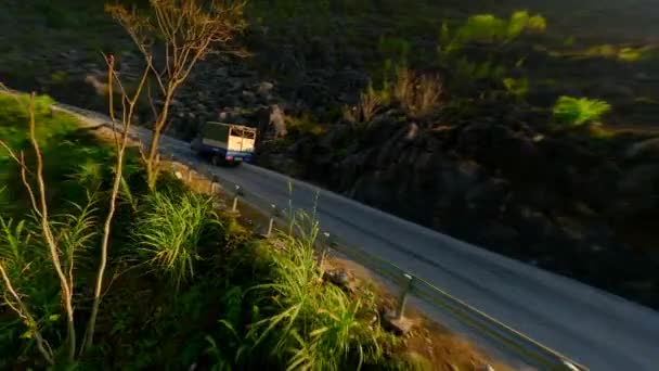 Грузовик ехал по живописной горной дороге на петле Хазянг, Северный Вьетнам. - Кадры, видео