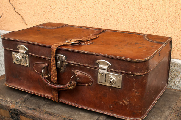 古いレトロな革のスーツケース - 写真・画像