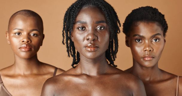 Afrikaanse, gezicht of natuurlijke modellen met huidverzorging, gloeiende huid of afro geïsoleerd op bruine achtergrond. Gezichtsdermatologie, zwarte vrouwen of beauty cosmetica voor make-up in studio met vriendinnen of mensen. - Foto, afbeelding