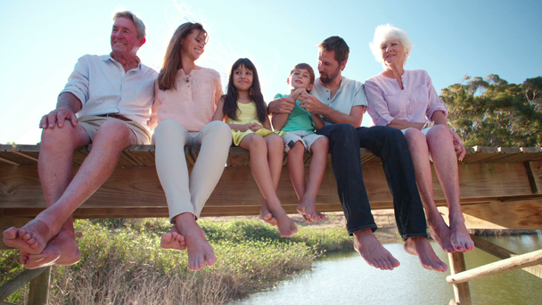 Tre generazioni di famiglia rilassante su un molo
 - Filmati, video