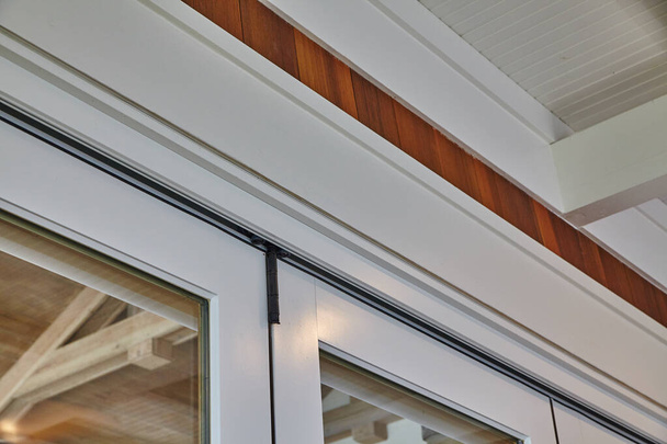 Detalhe de design de interiores moderno em Indiana Home s, Mostrando minimalista porta de vidro deslizante e interseção de teto - 2015 - Foto, Imagem