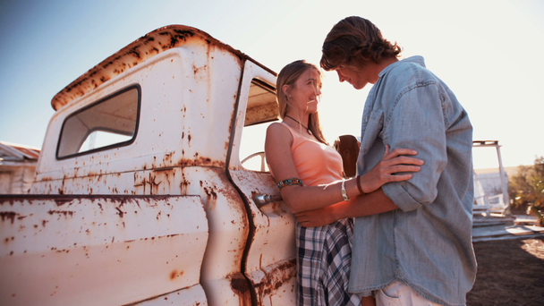 Affectionate nastolatek para zakochanych w lecie - Materiał filmowy, wideo