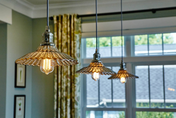 Élégantes lumières suspendues vintage coulant une lueur chaude dans un espace intérieur sophistiqué à Varsovie, Indiana, mettant en valeur les tendances du design d'intérieur 2015s. - Photo, image