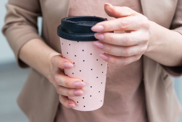 Kobiece dłonie z filiżanką kawy. Wysokiej jakości zdjęcie - Zdjęcie, obraz