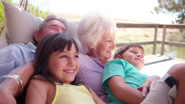 Großeltern mit ihren Enkeln in der Hängematte - Filmmaterial, Video
