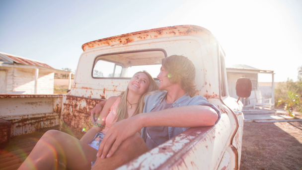 Paar vergadering samen in een vintage vrachtwagen - Video