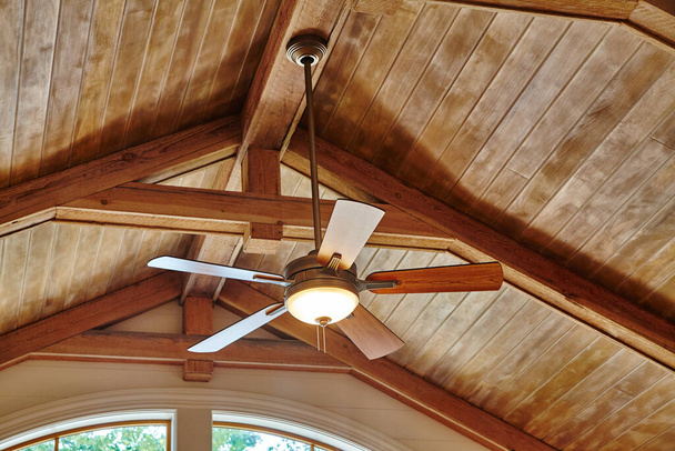 2015 Ιντιάνα σπίτι διαθέτει θολωτή ξύλινη οροφή με περιστρεφόμενο ανεμιστήρα οροφής λεπίδα και κεντρικό φως, σχεδιασμένο s - Φωτογραφία, εικόνα