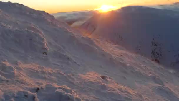 ανεμοδαρμένος καιρός στα χιονισμένα βουνά - Πλάνα, βίντεο