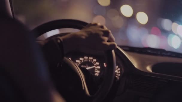 Man driving private taxi at night - Záběry, video
