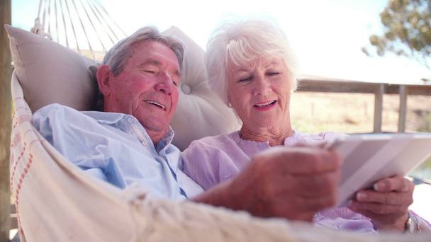 Senior couple using digital tablet - Záběry, video