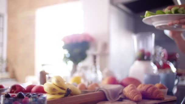 Couple using blender to make smoothie - Footage, Video