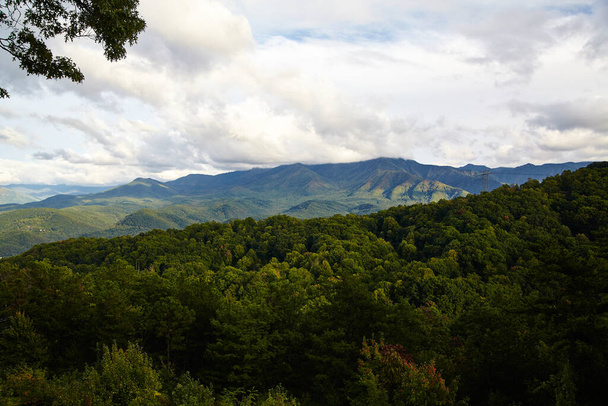 Atemberaubender Blick auf die Smoky Mountains in Gatlinburg, Tennessee während der goldenen Stunde mit üppiger Wildnis und heiterer Naturschönheit, 2015 - Foto, Bild