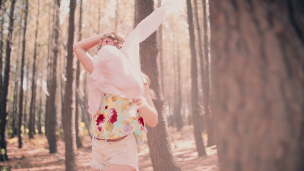 Boho menina correndo em uma floresta
 - Filmagem, Vídeo