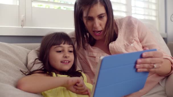 Mother and daughter playing on tablet - Materiał filmowy, wideo