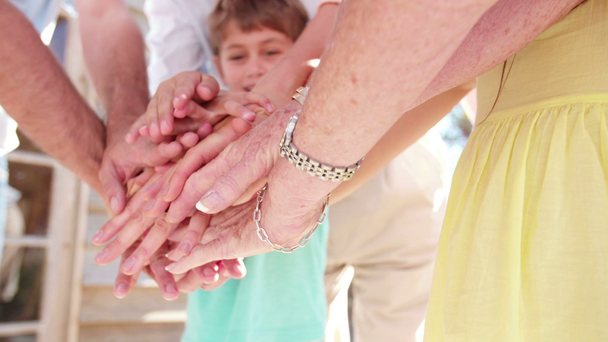 Familia poniendo las manos juntas en una pila
 - Metraje, vídeo