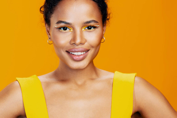 Žena model etnický černý studio krása žlutá kopie úsměv kreativní kosmetické kůže styl růžový portrét kosmetologie barevné módní make-up krásný prostor africký obličej - Fotografie, Obrázek